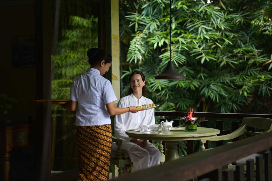 guest-lunch-balcony-owat